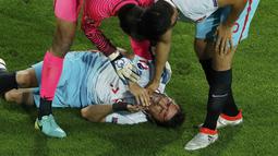 Kepala Pemain Turkey, Gokhan Gonul  berdarah akibat benturan saat berduel dengan pemain republik Ceska pada lanjutan grup D Euro Cup 2016 di Stadion Bollaert-Delelis, Lens (22/6/2016) dini hari WIB.  (REUTERS/Benoit Tessier)