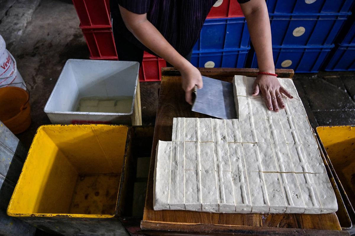 FOTO: Kenaikan Harga Kedelai Tekan Produksi Tahu di Jawa Timur