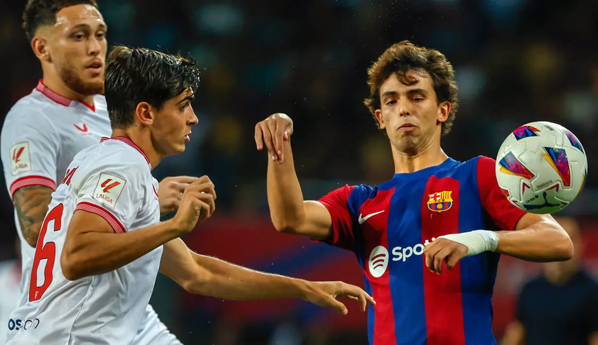 Adapun Sevilla terpuruk pada posisi 12 karena baru mendapat tujuh poin. (AP Photo/Joan Monfort)