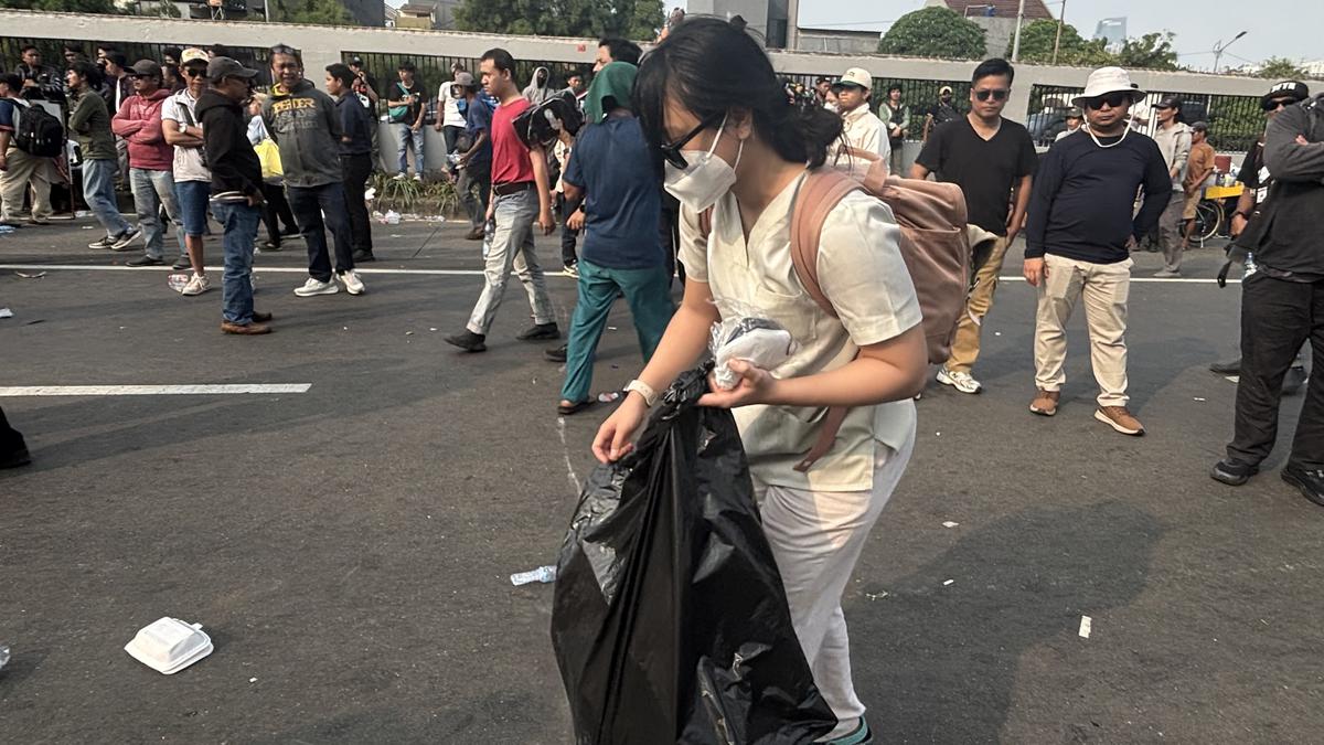Sisi dan Kantong Plastik di Tengah Aksi