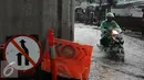 Pengendara motor nekat menembus genangan air di Jalan Ciledug Raya dekat perempatan Swadarma, Jakarta, Jumat (11/11). Hujan deras diringi petir kembali melanda Jakarta mengakibatkan genangan air di beberapa titik. (Liputan6.com/Helmi Fithriansyah)