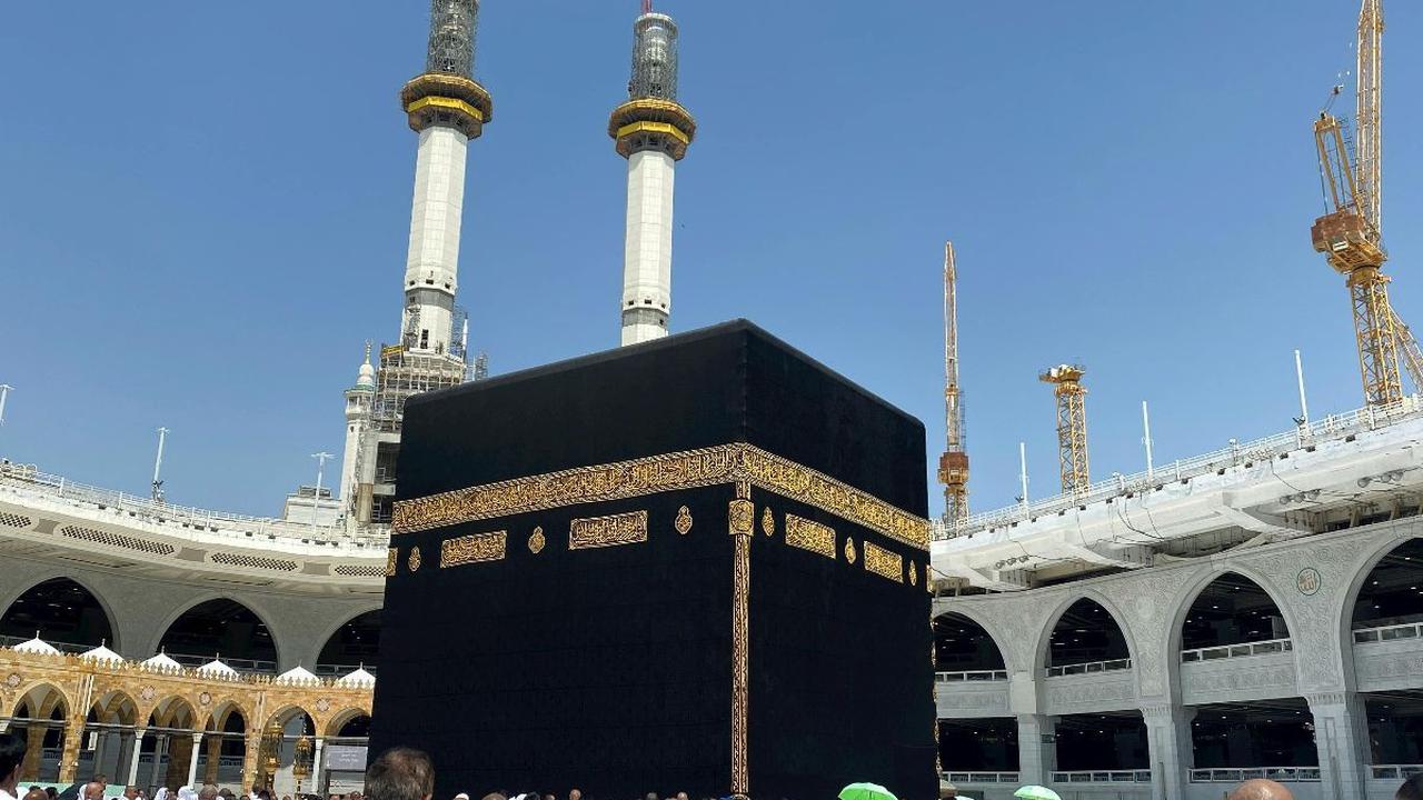 Dia menilai persetujuan terhadap umrah backpacker berpotensi menjadi bom waktu yang memungkinkan jamaah umrah itu tidak kembali ke Tanah Air untuk menunggu pelaksanaan ibadah haji.