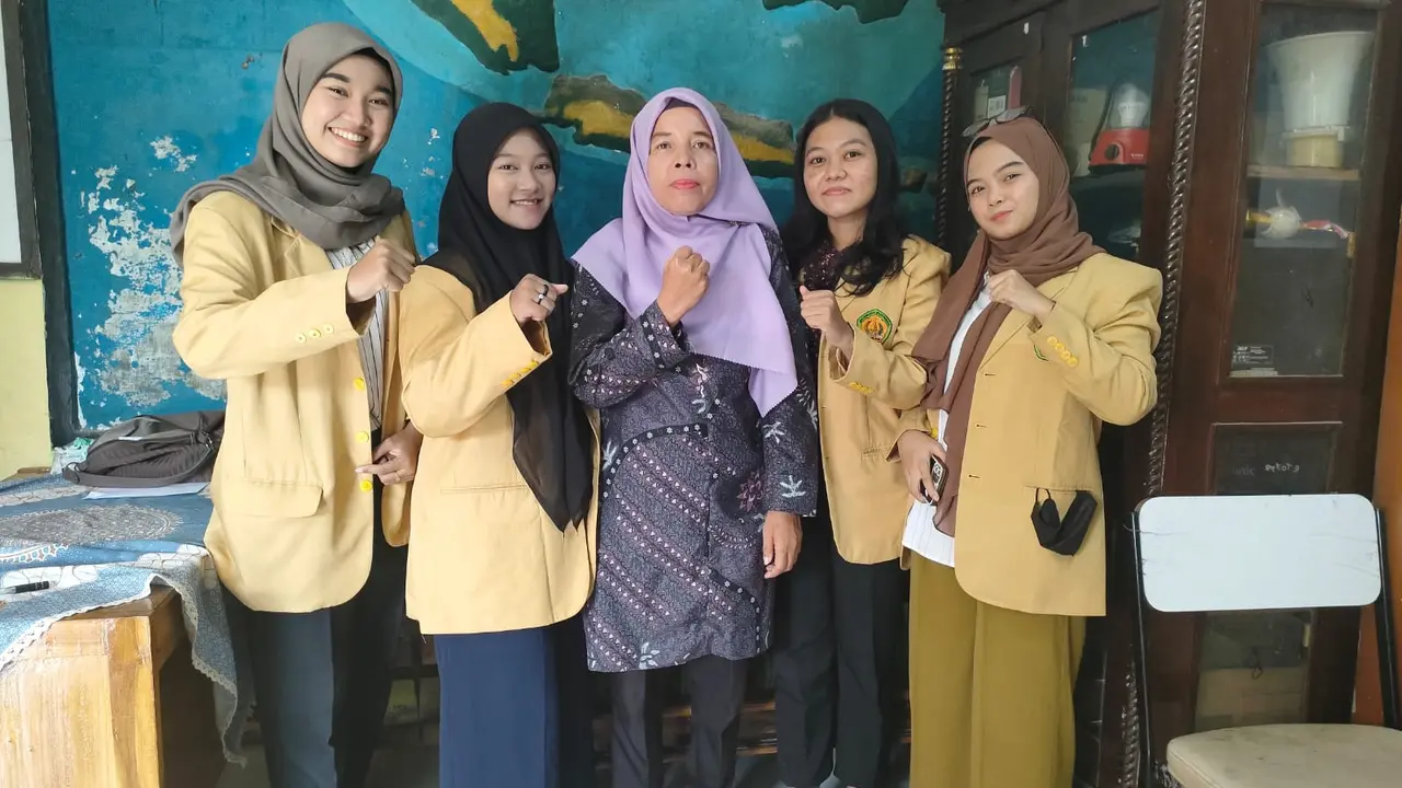 Mahasiswa Universitas Bhayangkara memberikan sarana berupa pengembanganan buku ramah cernah pada siswa SDN Babelan 09 Bekasi. (Istimewa)