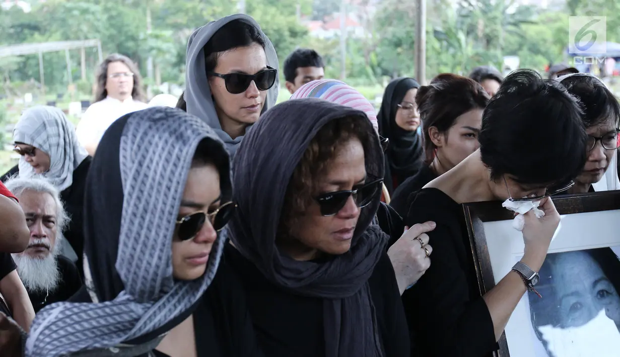 Ekspresi kesedihan Sophia Latjuba saat mengantar kepergian Nien Lesmana di TPU Tanah Kusir, Jakarta, Rabu (28/6). Ibu dari Indra Lesmana dan Mira Lesmana meninggal dunia pada usai 88 tahun. (Liputan6.com/Herman Zakharia)