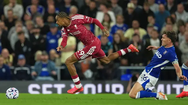 Pemain Liverpool Bradley Barcola (kiri) berebut bola dengan pemain Ipswich Town Dara O'Shea