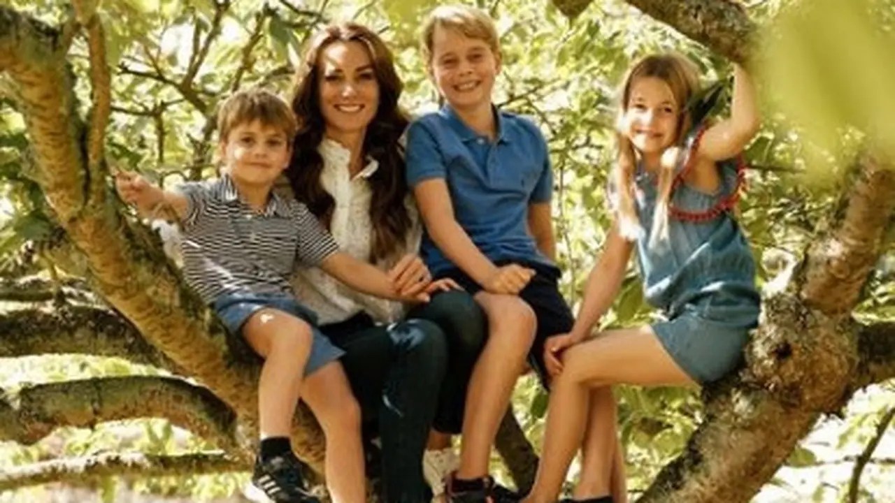 Rayakan Hari Ibu, Intip Potret Kate Middleton dan 3 Buah Hati di Pohon