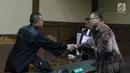 Dudy Jocom (kanan) usai menjalani sidang dakwaan di Pengadilan Tipikor, Jakarta, Rabu (11/7). Dudy didakwa pada kasus dugaan korupsi pengadaan dan pelaksanaan pembangunan kampus IPDN Sumatera Barat di Kab Agam TA 2011,. (Liputan6.com/Helmi Fithriansyah)