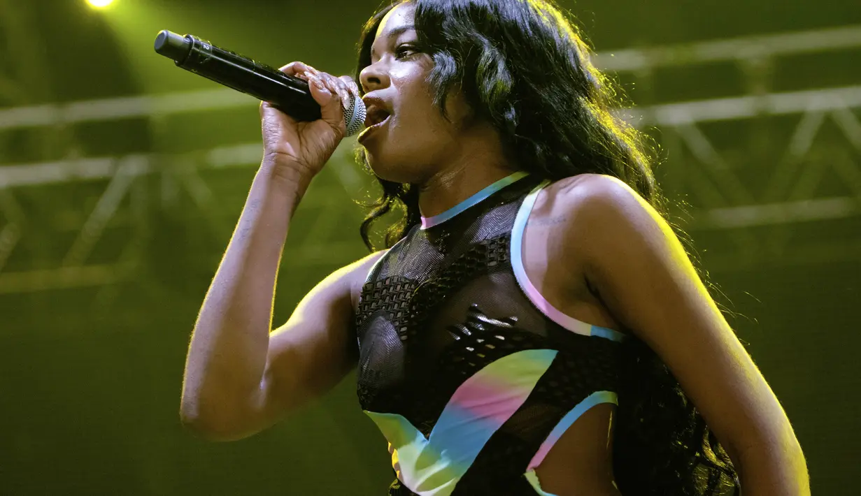 Ketika dua penjaga mengawalnya keluar, Azealia Banks memukul salah satunya dan menggigit payudara si penjaga tersebut. Polisi membebankan Azelalia Banks dengan pelanggaran penyerangan, pelecehan dan perilaku tidak tertib. (Bintang/EPA)