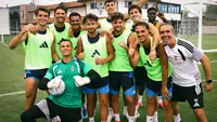 Kiper asal Indonesia, Emil Audero, bersama rekan satu tim di Como 1907. (Dok. X @Como_1907)