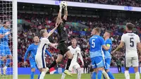 Hakon Rafn Valdimarson dari Islandia dalam pertandingan sepak bola persahabatan internasional melawan Inggris di stadion Wembley di London, Jumat, 7 Juni 2024.(AP Photo/Kin Cheung)