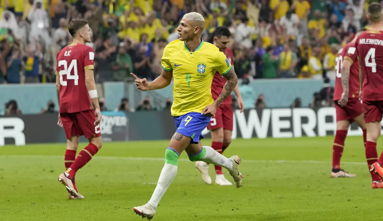 Penyerang Brasil Richarlison berselebrasi setelah mencetak gol pertama untuk timnya ke gawang Serbia pada laga perdana Grup G Piala Dunia 2022 Qatar di Lusail Stadium, Jumat (24/11/2022) dini hari WIB. Umpan Vinicius Jr diakhiri dengan sepakan akrobatik Richarlison dengan satu kali kontrol. Brasil 2-0 Serbia.
(AP Photo/Andre Penner)