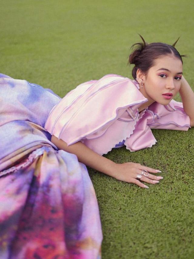 8 Gaya Pemotretan Sandrinna Michelle Berbalut Gaun Colorful, Banjir Pujian Disebut Seperti Barbie Hidup