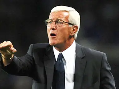 Aksi Marcello Lippi di pinggir lapangan ketika Italia berhadapan dengan Bulgaria di babak kualifikasi PD 2010 di Turin pada 9 September 2009. AFP PHOTO/GIUSEPPE CACACE