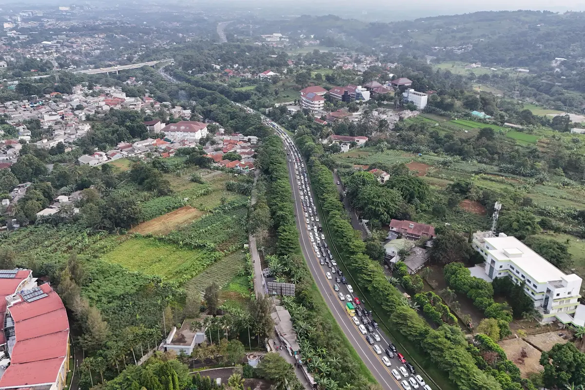 Libur Panjang Akhir Pekan, Begini Potret Antrean Kendaraan yang Menuju Kawasan Puncak Bogor