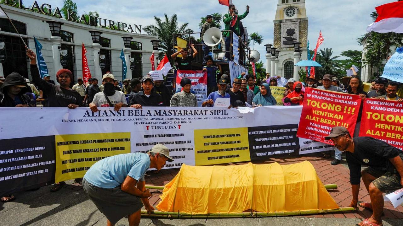 FOTO: Aksi Warga Desa Iwul Bogor Tolak Alih Fungsi Lahan Pertanian Jadi Perumahan