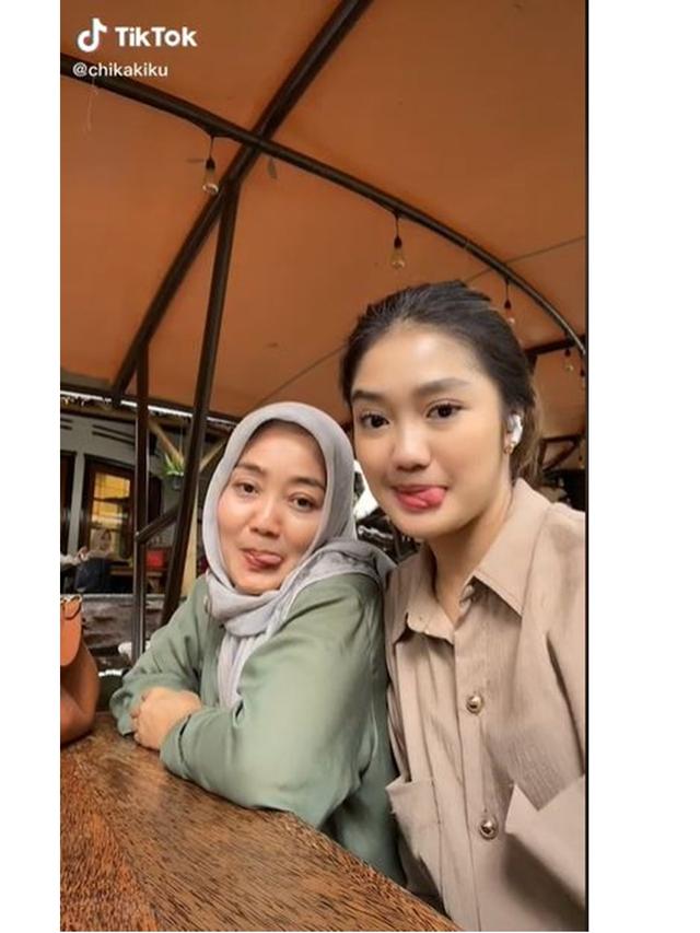 Main TikTok Bareng, Ini 6 Potret Chandrika Chika dan Ibunda yang Jadi Sorotan
