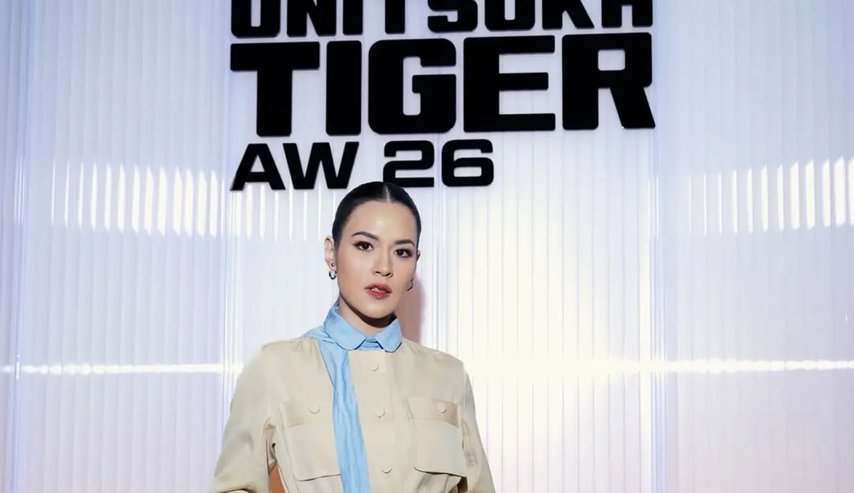 Pelantun lagu Kali Kedua ini memilih atasan bernuansa utilitarian berwarna beige dengan detail kantong depan yang memberi kesan modern workwear.  [@raisa6690].