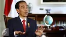 Presiden RI Joko Widodo menjelaskan saat wawancara khusus dengan group SCTV di Istana Bogor, Sabtu (16/4). Jokowi membeberkan semua program kerja pemerintahannya dan menjelaskan sikap tegas pemerintah atas tindakan terorisme. (Liputan6.com/Angga Yunair)