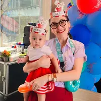 Tak kalah mencuri perhatian, pedangdut itu juga tampak mengenakan aksesori gelang Cartier seharga Rp53 jutaan dan cincin Carter seharga Rp19 jutaan. [Foto: IG/ayutingting92].