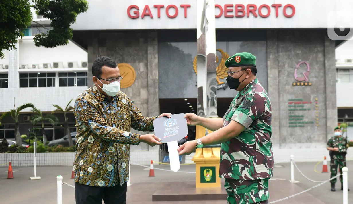 Direktur Utama Bank BTN Haru Koesmahargyo (kiri) secara simbolis memberikan bantuan 2 unit kendaraan sarana kesehatan kepada Kepala RSPAD Gatot Subroto Letnan Jenderal TNI dr. Albertus Budi Sulistya (kanan) di RSPAD Gatot Subroto, Jakarta Kamis (30/12/2021) (Liputan6.com/HO/BTN)