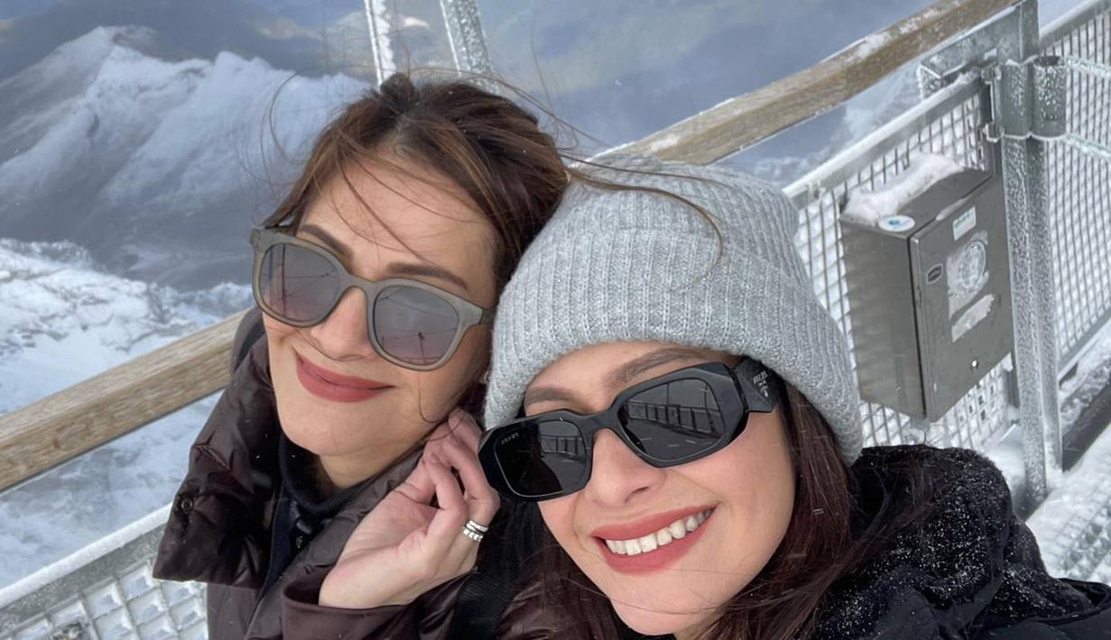 Tentunya wisata di sini adalah wisata yang berhubungan dengan es dan salju. Untuk sampai ke tempat yang berada di ketinggian 3500 mdpl, keduanya menaiki gondola. Tampil keren dengan baju hangat, keduanya pun memperlihatkan momen kekompakannya sebagai sahahabat. (Liputan6.com/IG/@cuttaryofficial)