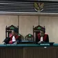 Ketua Majelis Hakim Sutadji memimpin sidang gugatan cerai yang dilayangkan Basuki Tjahaja Purnama atau Ahok di PN Jakarta Utara, Rabu (7/3). Pada sidang ini, kuasa hukum Ahok juga membawa bukti tambahan berupa surat. (Liputan6.com/Arya Manggala)