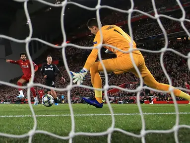 Pemain Liverpool Mohamed Salah (kiri) mencetak gol ke gawang Red Bull Salzburg pada lanjutan Liga Champions di Stadion Anfield, Liverpool, Inggris, Rabu (2/10/2019). The Reds menang tipis 4-3 atas Salzburg. (AP Photo/Jon Super)