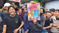 Sejumlah alumni SMPN 3 Depok menggelar aksi di depan sekolah menuntut pengusutan oknum guru melakukan pelecehan terhadap siswinya. (Foto: Liputan6.com/Dicky Agung Prihanto)