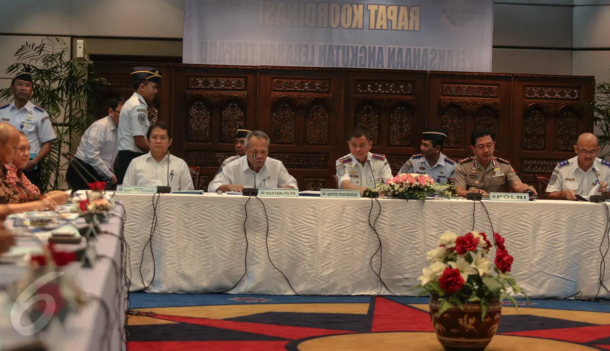 Menhub Ignasius Jonan (tengah), Menkominfo Rudiantara (kiri) dan Menteri PU-Pera, Basuki Hadimuljono saat rapat koordinasi terkait persiapan angkutan mudik lebaran, di kantor Kemenhub, Jakarta, Selasa (30/6). (Liputan6.com/Faizal Fanani)