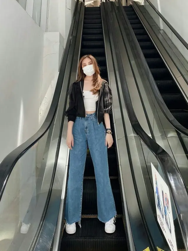 2.       Wide Leg Jeans