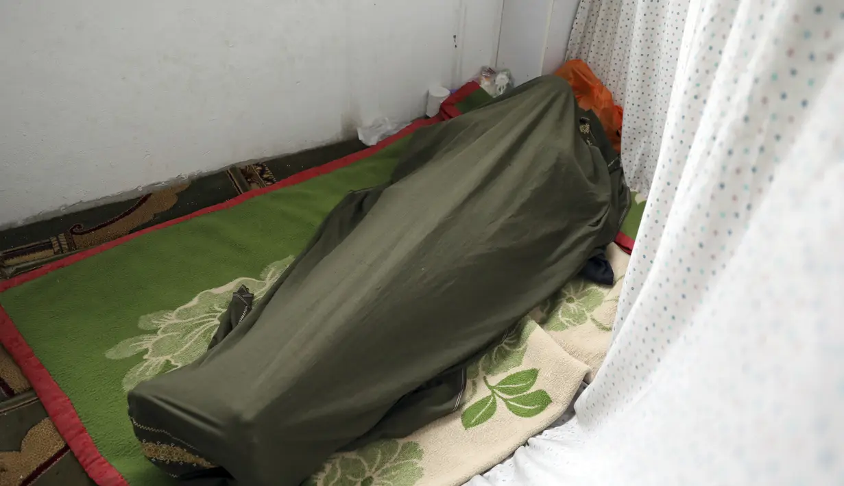 Seorang Muslim tidur selama Itikaf di masjid di Kabul, Afghanistan, Selasa (4/5/2021). Selama sepuluh hari terakhir Ramadhan, umat Muslim melakukan Itikaf dengan berzikir, berdoa dan sholat sunnah untuk menantikan malam Lailatul Qadar. (AP Photo/Rahmat Gul)