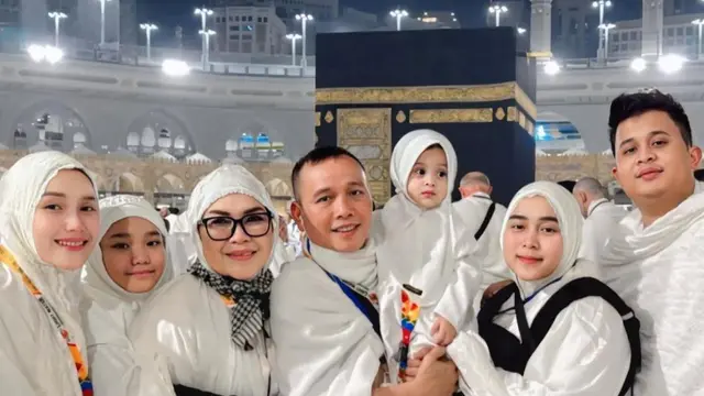Potret Ayu Ting Ting Umrah Bareng Keluarga (credit: https://www.instagram.com/ayutingting92/)