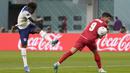 Bukayo Saka tampil menawan dan terpilih sebagai man of the match saat Inggris membantai Iran dengan skor 6-2 di matchday pertama Grup B Piala Dunia 2022, Senin (21/11/2022) malam WIB. Gol pertama Saka dicetak pada menit ke-43 setelah sukses mengkonversi umpan sundulan dari Harry Maguire menjadi tendangan voli cantik ke gawang Iran. Sementara gol kedua pemain Arsenal tersebut dicetak lewat tendangan mendatar setelah menerima umpan pendek dari Raheem Sterling pada menit ke-62. (AP/Frank Augstein)