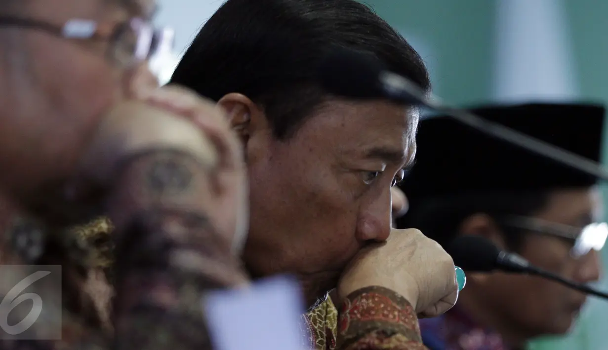 Menko Polhukam Wiranto saat berkunjung ke MUI, Jakarta Rabu (18/1). Pemerintah dan MUI akan menggelar Rapat Pleno ke-14 Dewan Pertimbang MUI yang bertajuk ‘Kerjasama Ulama-Umara untuk Kemajuan Bangsa’.(Liputan6.com/JohanTallo)