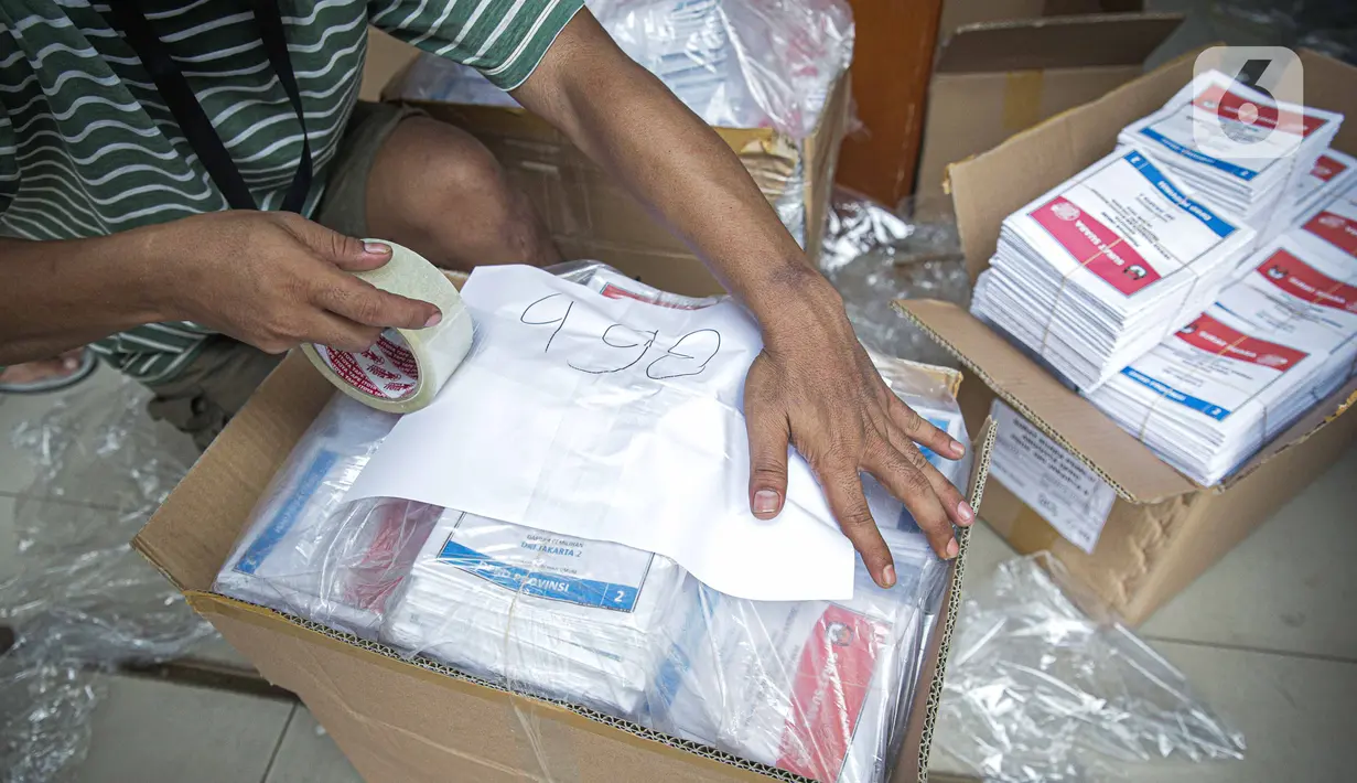 KPU setempat mulai melakukan proses penyortiran dan pelipatan surat suara secara bertahap. (Liputan6.com/Faizal Fanani)