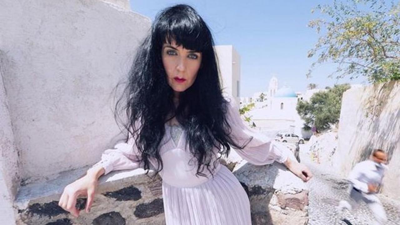 Penyanyi Wanita Ini Putuskan Menikah dengan Hantu, Dilamar Pakai Cincin Berlian