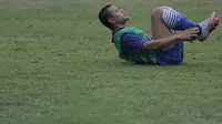 Pemain Persib, Tantan melakukan pendinginan usai latihan jelang semi final Piala Presiden melawan Mitra Kukar di Stadion Aji Imbut, Tenggarong, Kaltim, Sabtu (3/10/2015). (Bola.com/Vitalis Yogi Trisna)