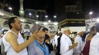 Sejumlah jemaah mengumandangkan doa sambil mengelilingi Kabah saat melaksanakan ibadah haji di Masjidil Haram, Mekah, Arab Saudi, Minggu (4/9). Kepadatan semakin terlihat jelas di Masjidil Haram jelang pelaksanaan Haji 2016. (REUTERS/Ahmed Jadallah)
