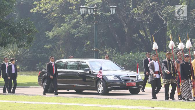 Mobil yang membawa Perdana Menteri Malaysia, Mahathir Mohamad beserta Ibu Negara Siti Hasmah memasuki kompleks Istana Kepresidenan Bogor, Jawa Barat, Jumat (29/6). Kedatangan PM Mahathir disambut langsung Presiden Joko Widodo. (Liputan6.com/Angga Yuniar)