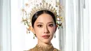Athina kenakan dress berpotongan mermaid full payet emas dengan cape lace panjang rancangan Biyan [@leonardowedding]