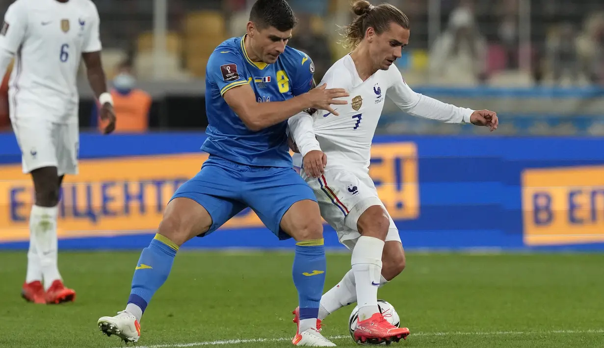 Penyerang timnas Prancis, Antoine Griezmann berebut bola dengan gelandang timnas Ukraina Ruslan Malinovskyi dalam laga Kualifikasi Piala Dunia 2022 zona Eropa di NSK Olimpiyskiy, Minggu (5/9/2021) dinihari WIB. Prancis bermain imbang 1-1 dengan tuan rumah, Ukraina. (AP Photo/Efrem Lukatsky)