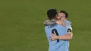 Penyerang Argentina Lionel Messi dan penyerang Uruguay Luis Suarez berpelukan sebelum laga Kualifikasi Piala Dunia 2022 Zona Amerika Selatan di Monumental stadium, Senin (11/10/2021) pagi WIB. Duel ini menjadi momen reuni dua mantan pemain Barcelona, Messi dan Suarez. (AP Photo/Natacha Pisarenko)