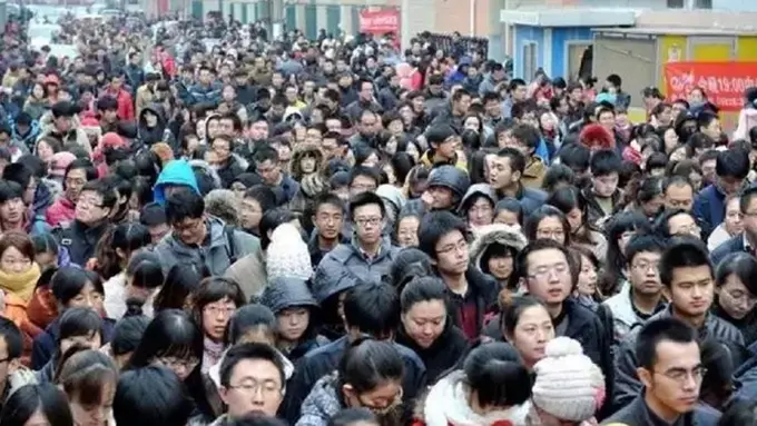 10 Ribu Anak Muda Ini Rela Antre Buat Dapatkan Satu Pekerjaan