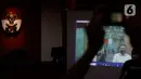 Layar menayangkan terdakwa mantan anggota DPR Sukiman mendengarkan pembacaan putusan dalam sidang secara online di Gedung KPK, Jakarta, Rabu (29/4/2020). Sukiman diduga menerima suap terkait pengurusan dana perimbangan APBN-P 2017 dan APBN 2018 Kabupaten Pegunungan Arfak. (merdeka.com/Dwi Narwoko)