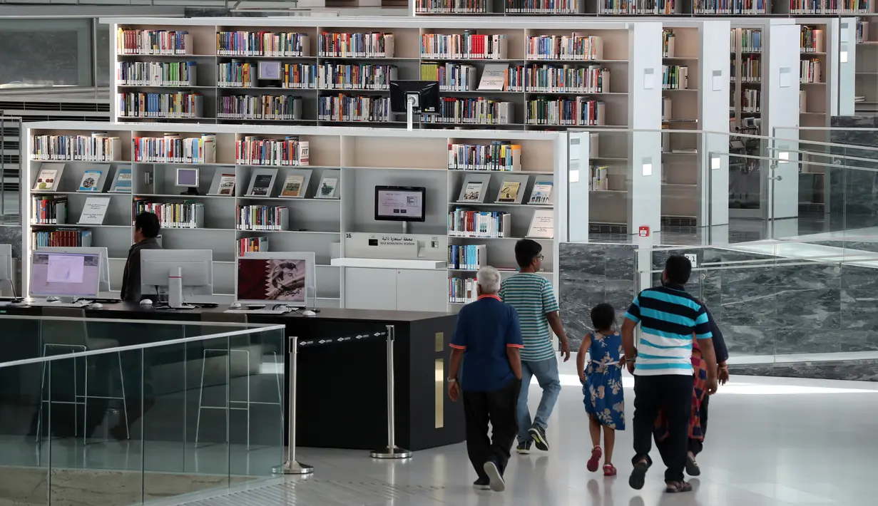 Orang-orang mengunjungi bagian dalam Perpustakaan Nasional Qatar di ibu kota Doha pada 19 Mei 2019. Bangunan yang dirancang agar terlihat seperti lembaran kertas yang dilipat ini telah meminjamkan lebih dari 1 juta buku. (KARIM JAAFAR / AFP)