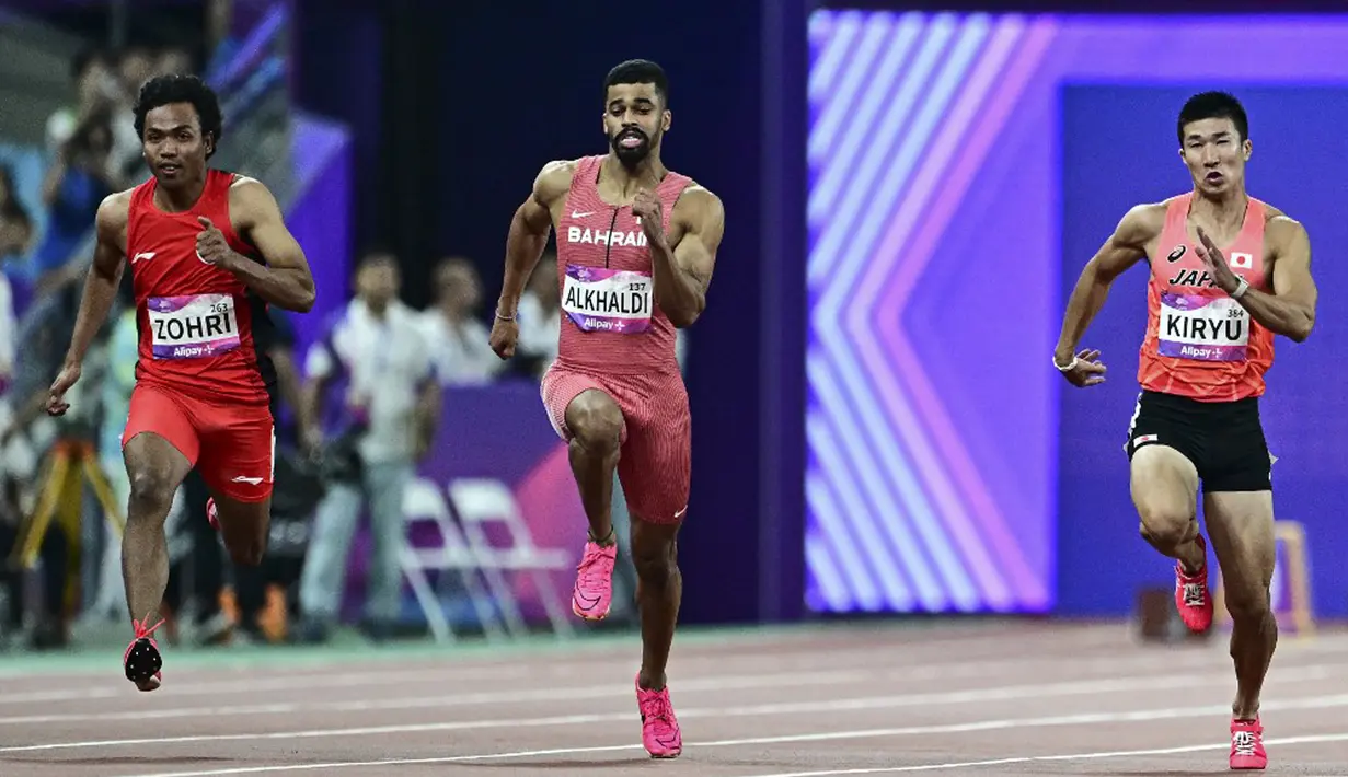 Dengan demikian, Xie Zhenye berhak meraih medali emas nomor 100 meter putra Asian Games 2023. Sementara medali perak direbut atlet Thailand Puripol Boonson dengan torehan waktu 10,02 detik. (Manan VATSYAYANA/AFP)