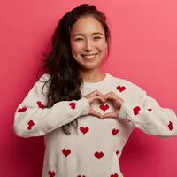 Ilustrasi perempuan jatuh cinta/copyright freepik.com/wayhomestudio