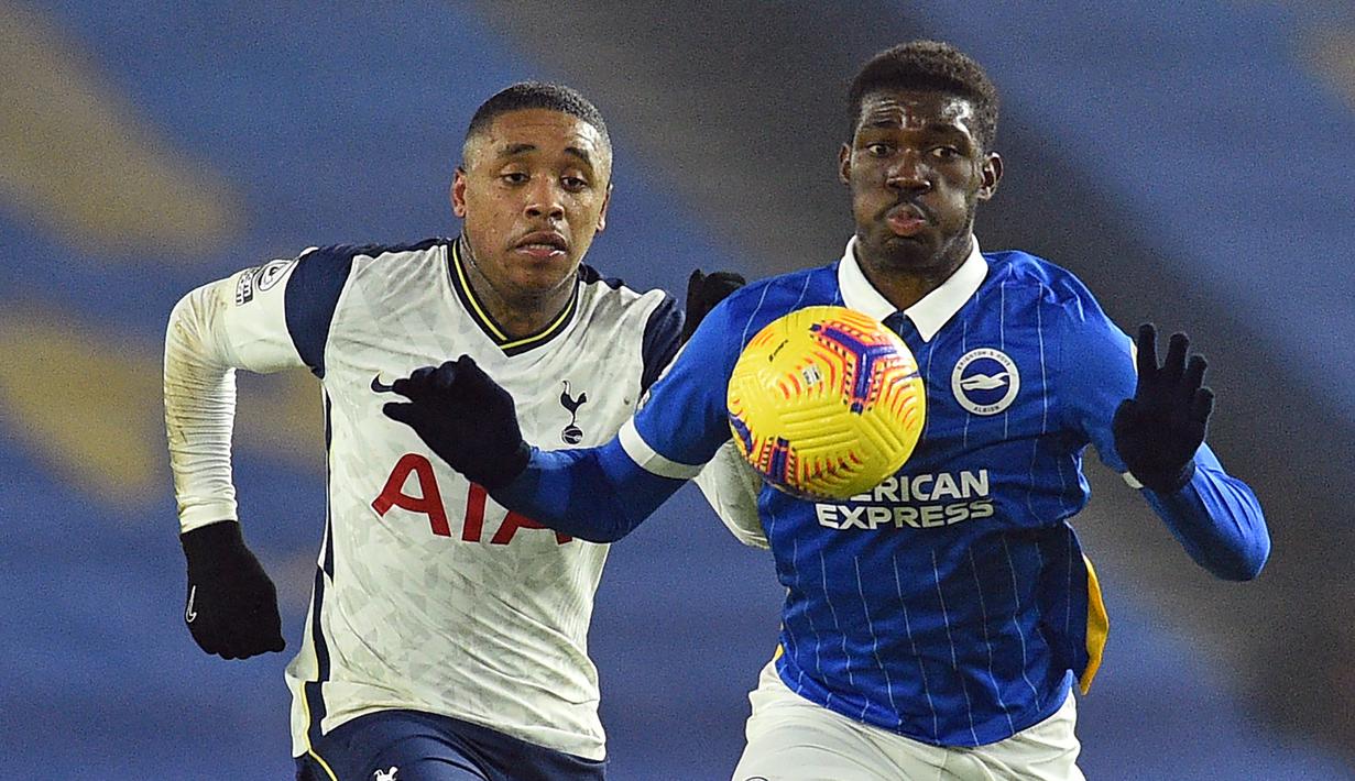 Gelandang Brighton and Hove Albion, Yves Bissouma (kanan) berebut bola dengan gelandang Tottenham Hotspur, Steven Bergwijn dalam laga lanjutan Liga Inggris 2020/21 pekan ke-21 di American Express Community Stadium, Minggu (31/1/2021). Brighton menang 1-0 atas Tottenham. (AFP/Glyn Kirk/Pool)