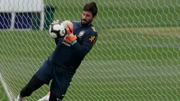Kiper Brasil, Alisson berusaha menangkap bola saat mengikuti latihan di pusat pelatihan Granja Comary di Teresopolis, Brasil (6/7/2019). Brasil akan bertanding melawan Peru pada babak final Copa America 2019. (AP Photo/Leo Correa)