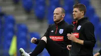 Steven Gerrard dan Wayne Rooney (FABRICE COFFRINI / AFP)